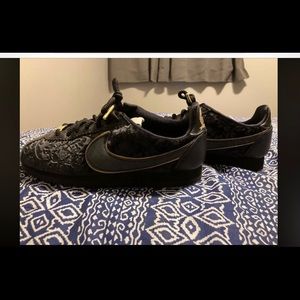 Nike cortez classic royalty print, black and gold